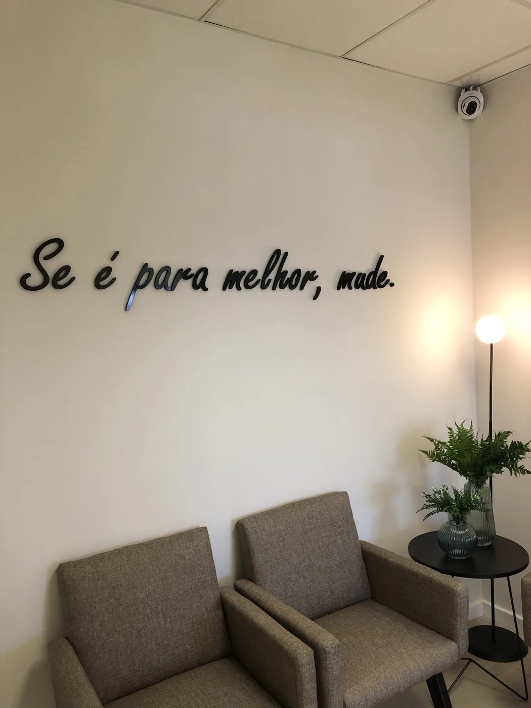 Parede da recepção com a frase “Se é para melhor, mude.”
